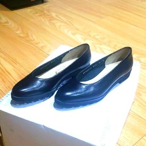 SALVADORE FERRAGAMO FLATS SIZE 4